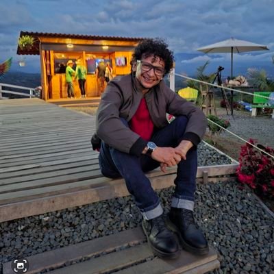 crítico, convencido del estado social de derecho y la paz. sin café y sin música es difícil andar.
