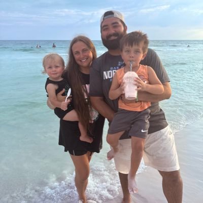 Husband to the beautiful @_livco💕 Father. Teacher | Asst. Coach/QBs @Northmen_FB | Former QB at @USMSpireWire. 🇲🇽🇵🇱 Tweets are my own