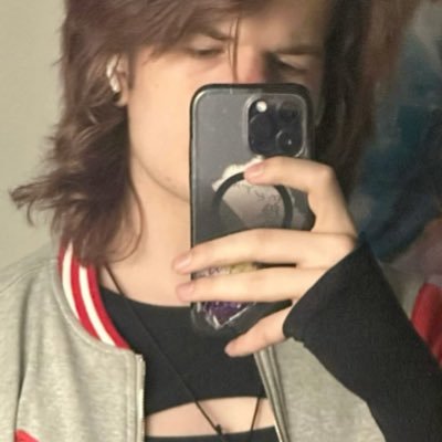 zelsexe's profile picture. i am insane and have parasocial tendencies