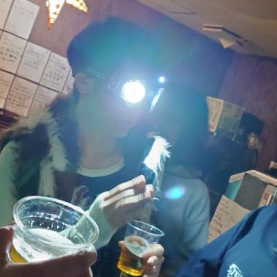 観客に光をもたらすフェイクファーベストのファッションまたぎ野郎です/自身は闇の狭間から会場を覗いています/話の通じない人に見られがちです/ソフトシェルというジャンルです/音楽的な定義はないですがハードコアの対義語です/腕に巻いているのは偽装骨折で巻くに至ったエピソードは訊かれたら答えます♡