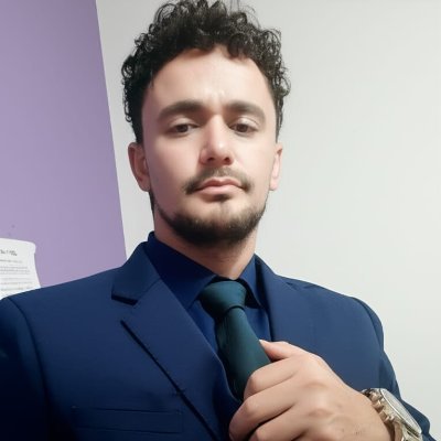Ayudo emprendedores y marcas personales a construir autoridad y atraer clientes todos los días con branding estratégico, contenido y posicionamiento digital.