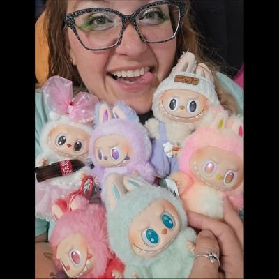 Just a fangirl artist who 💜💜💜 Pokemon, My Hero Academia, Funko, Halo, anime, star wars (grogu), drawing and unicorns 🦄🦄🦄