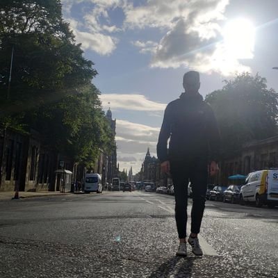 Estudio, trabajo y en los ratos libres trato de ser persona