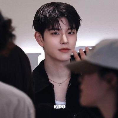 howlettll's profile picture. 