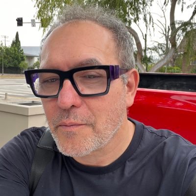 Écrivain, dramaturge, metteur en scène et producteur. Master Digital Currency (Uni. Nicosia, Chypre) & Master bio-linguistique (Uni. Greenwich, Royaume-Uni)