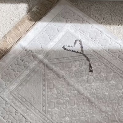 لن يخذلك الله وهو يعلم بِأنك تُردد في داخِلك إن الله معي 💙