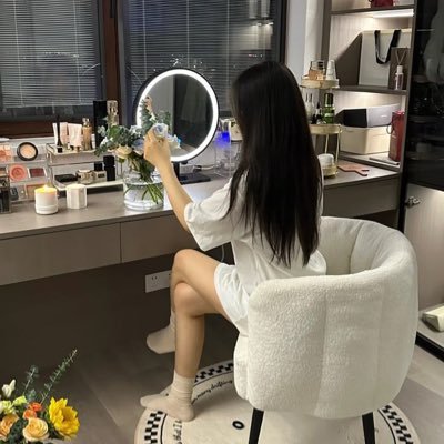 mezzalunaar's profile picture. Curating vibes & chasing light