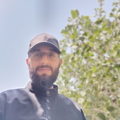 در اندرون من خسته دل ندانم کیست
که من خموشم و او در فغان و در غوغاست