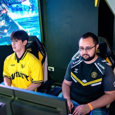 Passionné de JV et streamer affilié #Twitch : https://t.co/eErOt5Rhkn / #VforVictory /#DreamOG / #T1Fighting / #SRWIN