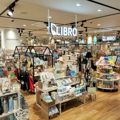 グランベリーパークにある書店です。miomioも入っています。 本のほかにも、文具、雑貨、コスメなどを取り扱っています。 お隣さんのOHAGI3でおはぎを買ってひと休みできるスペースもありますよ。TEL 042-850-6850/営業時間 10:00〜20:00