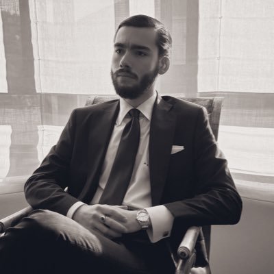 Graduado en Derecho @uc3m. Diplomado en Genealogía, Heráldica y Nobiliaria @hidalgos_esp. Auspice Deo, Pro libertatis Regis, Palladis Legio.