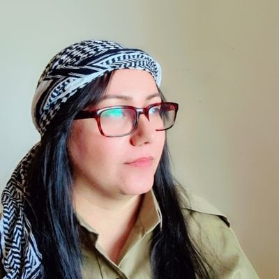 جار جاری شێعر سەر لە ڪوڵانی دڵم ئەدات.
ئینسان کە فێر بوو باش بژی فێریش دەبێ باش بمرێ D_ghassemlou💙