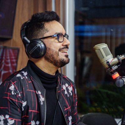 📻 19:00 en URBANA 106.9 FM ⚡️ Periodismo Musical 🎙️ Radio, textos y otros cuentos 📺 🗞️ Entrevistas, canciones y poesía. https://t.co/gLKyhozcOh