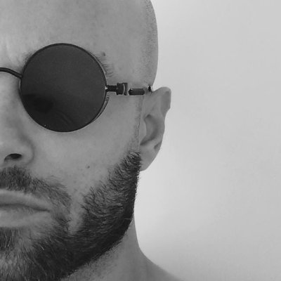 Periodista que habla de música.
Hago sesiones en @HNMagES
E gira tutto intorno alla stanza mentre si danza