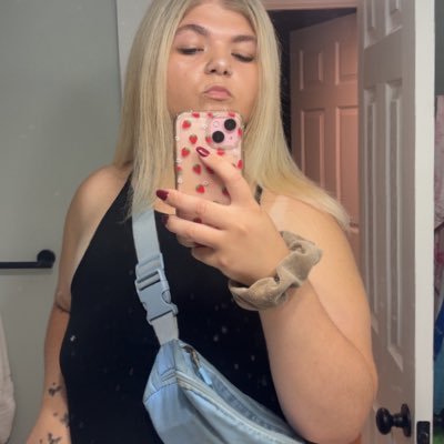 ~23 years ~I like to read, draw, paint, and listen to music, I also like kpop and anime