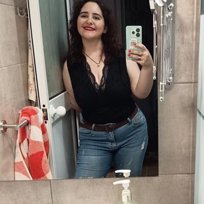 Dra. en Comunicación Audiovisual. Profe en Uni. Sevilla, investigo cosas de Cine y videojuegos💜❤️💛. Hablo de películas aqui: https://t.co/C6MUgI90Mz