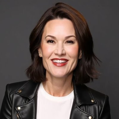 3X Emmy-winning leadership coach who helps you master influence, command attention, communicate more effectively to build trust & become an unforgettable leader