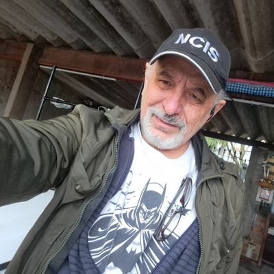 Direita, casado, Matemático, conservador, cristão. Policial Civil SP aposentado. Armamentista. Reservista .Palmeirense.