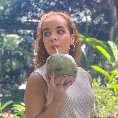 Comentarista dramaticamente assertiva de bbb, política, cultura pop, boi garantido, arquitetura e arte - não na mesma intensidade e dependendo da época do ano.