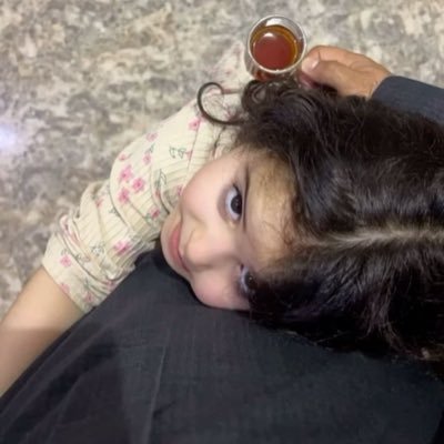 حاشمٍ نفسه مِن الزلّي .