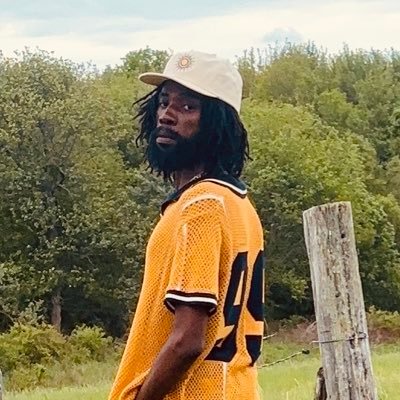 songwriter in New Haven, CT!— stream me on all platforms. We tweet and it aint always that deep so don’t go digging. red. yellow. green. blackstar. 🙃🇬🇭