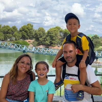 Mestre ed.primària i ed. física, màster en activitat motriu i educació, apasionat de l'esport, casteller dels @verds i aficionat al RCDE.