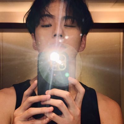 yvonszn's profile picture. mid life crisis loading — 🎞️