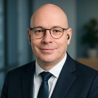 Mpleizr's profile picture. Studio owner & storyteller in paint, sound & language. Painter, musician, author, columnist. Active on YouTube & all major streaming platforms.