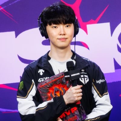 Nora9394's profile picture. be gay do crime 🏴‍☠️
//comp sci student