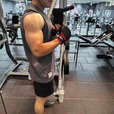 奥さん、愛犬と暮らす30代(T)/筋トレ歴5年目/お酒/コーヒー/自然/クロスバイク/読書/動物/旅行/穏やかな時間。
大阪↔九州700kmチャリ旅経験あり🚲️/公務員→パーソナルトレーナーへ転職🏋️♂️人生いろいろ模索中。
トレーナーアカウント👉️@yuu1224kiha