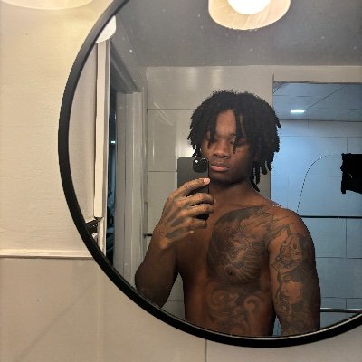 23 M new to the Seattle area. Hmu if you’re interested in personalized pics/vids