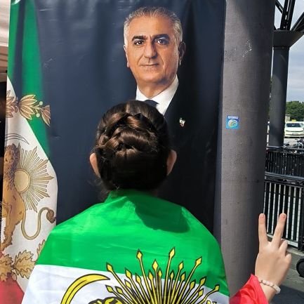 ایران پرست💙
مشروطه خواه💙💙
معتقد به برابری اقوام💙💙💙
تمامیت ارضی...خط قرمز
💚ایرانی کرد