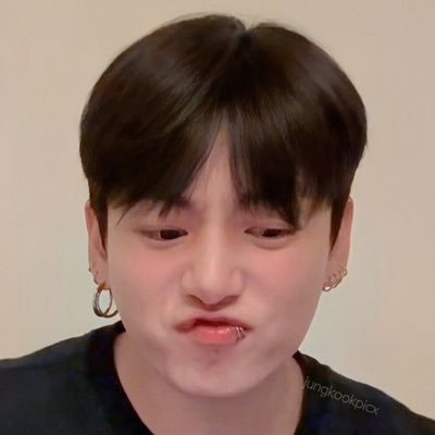 * 𝘺𝘰𝘶 𝘯𝘦𝘷𝘦𝘳 𝘸𝘢𝘭𝘬 𝘢𝘭𝘰𝘯𝘦* ᢁ @jeikeeeeeey @gookielvr ɑnnɑ do jungkook, do chan e do hyunjin