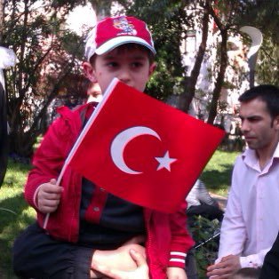 emirkq_'s profile picture. İnsan da böyle olmalıdır üstinsanın gözünde, bir kahkaha ya da acı verici bir utanç.