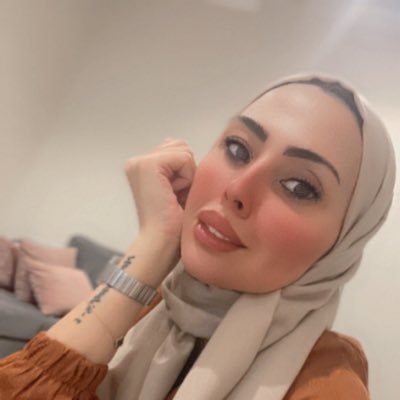 لستُ نصفاً لأنتظر أحد ليُكملني ، أنا مُكتمل بِذاتي وإن أتى شخصٌ إلى حياتي ، فما هو إلا نجمٌ يُزّين سمائي وإن رحل فما أجمل السماء وهي صافية .