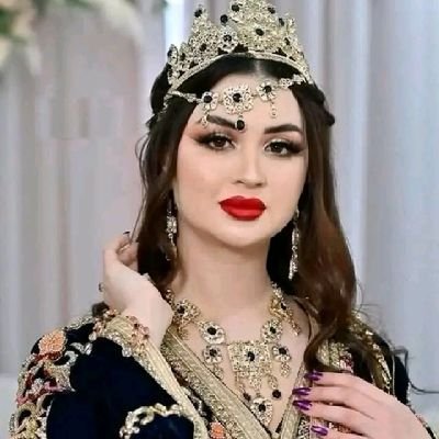 هات وجهك بس قرب لي تعـآل
شوفتك عن بعد مآهي كآفيه
تدري ليه أحتآج من همسك وصآل
حيل أنآ تعبآن وأنت آلعآفيه