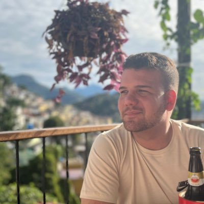 Caxiense, estudante de Jornalismo pela PUC-Rio e repórter no @scarnavalesco. Estagiário do @portalr7 e da @record_rio