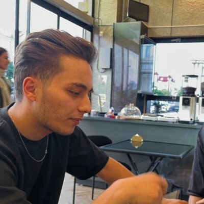 mhdiiwm's profile picture. با چشم های بسته تا ته جهان سفری