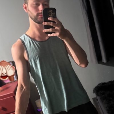 That White boy next-door you crush on ;) Your mom loves and dad hates. I just want bomb booty pics and a nice ass in leggings to play with. Wya? DM #nsfw