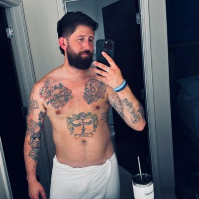34 | Inked, nerdy, dirty, but also wholesome 💁🏻♂️ | Here to help make your life a lot more fun 😏 | Open to collabs | DM for any questions