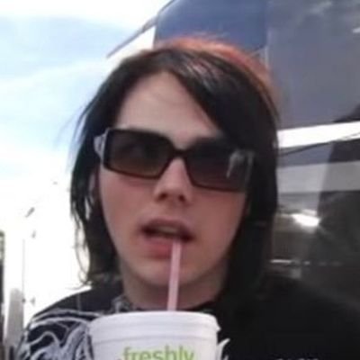 burner account, periodista y escritorx encubiertx.
uso esta cuenta nomás para quejarme y decir lo emo que soy. gracias.