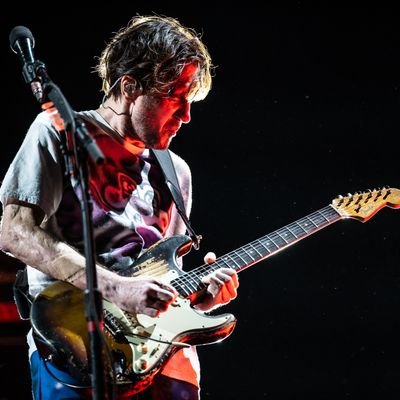 19.
critico cosas mientras tomo cindor y escucho charly garcia,
simonista de santi simon