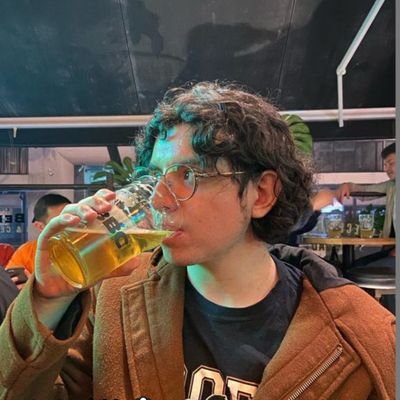 Futuro profe de literatura, a veces escribo poemas tristes