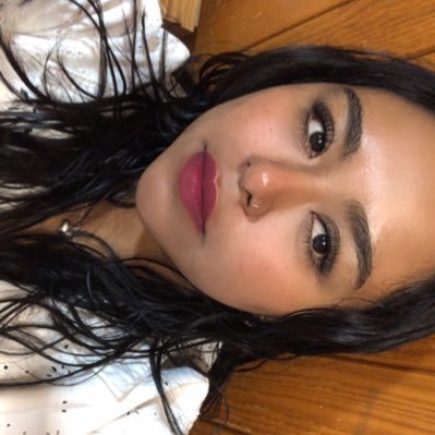 hey_emmmm's profile picture. En 24 años no he podido descifrar el sentido de mi existencia, pero soy graciosísima, tengo 3 gatos y soy aries ❤️‍🔥❤️‍🔥❤️‍🔥 Publicista en formación 🫰