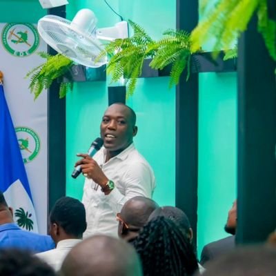 Je suis comptable et théologien de profession.
Bishop de la Mission ECNA et leader du Mouvement ANN REFÈ KAFOU.
Secrétaire départemental l'ouest 2 du parti EDE.