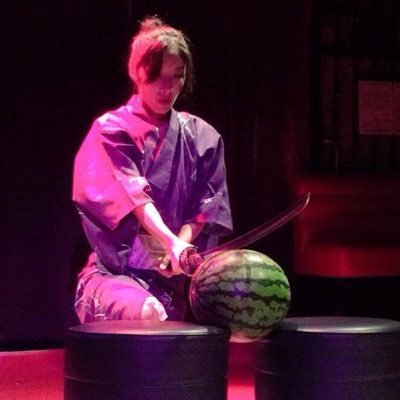 加藤智彩。殺陣芝居ユニット「流星揚羽」 とエンタメユニット「Creative Company Colors」所属の役者・殺陣師。特技・殺陣。現在3歳娘子育て中。基本的に、相互フォローは、お話してお顔とアカウントが一致している方のみにさせて頂いております。 お仕事依頼→ ryuseiageha.mk@gmail.com