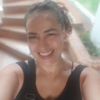 Soy una persona agradecida con Dios y la vida. simpática honesta y positiva esa soy yo