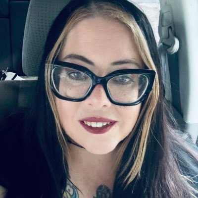 she/her 🖤 I am boring. my cats are cute. follow my grams 📚pinkbookmark 📸 grimmoires