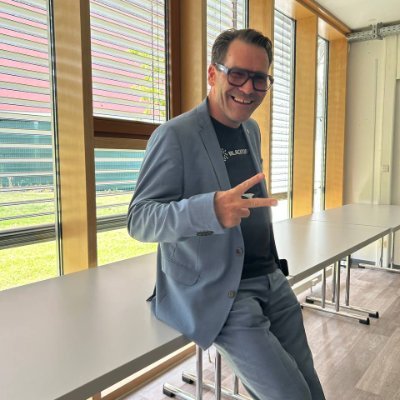 CCO @blackfortbxn Education, Speaker, Trainer, Coach, Moderator, Motivator, Kabarettist, DJ