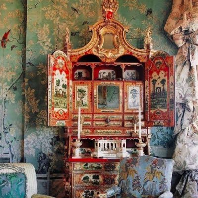 redsecretaire's profile picture. late baroque showpiece performing parlor tricks in the presence of the recursive operator. on display in the salon of @rococopyramid.